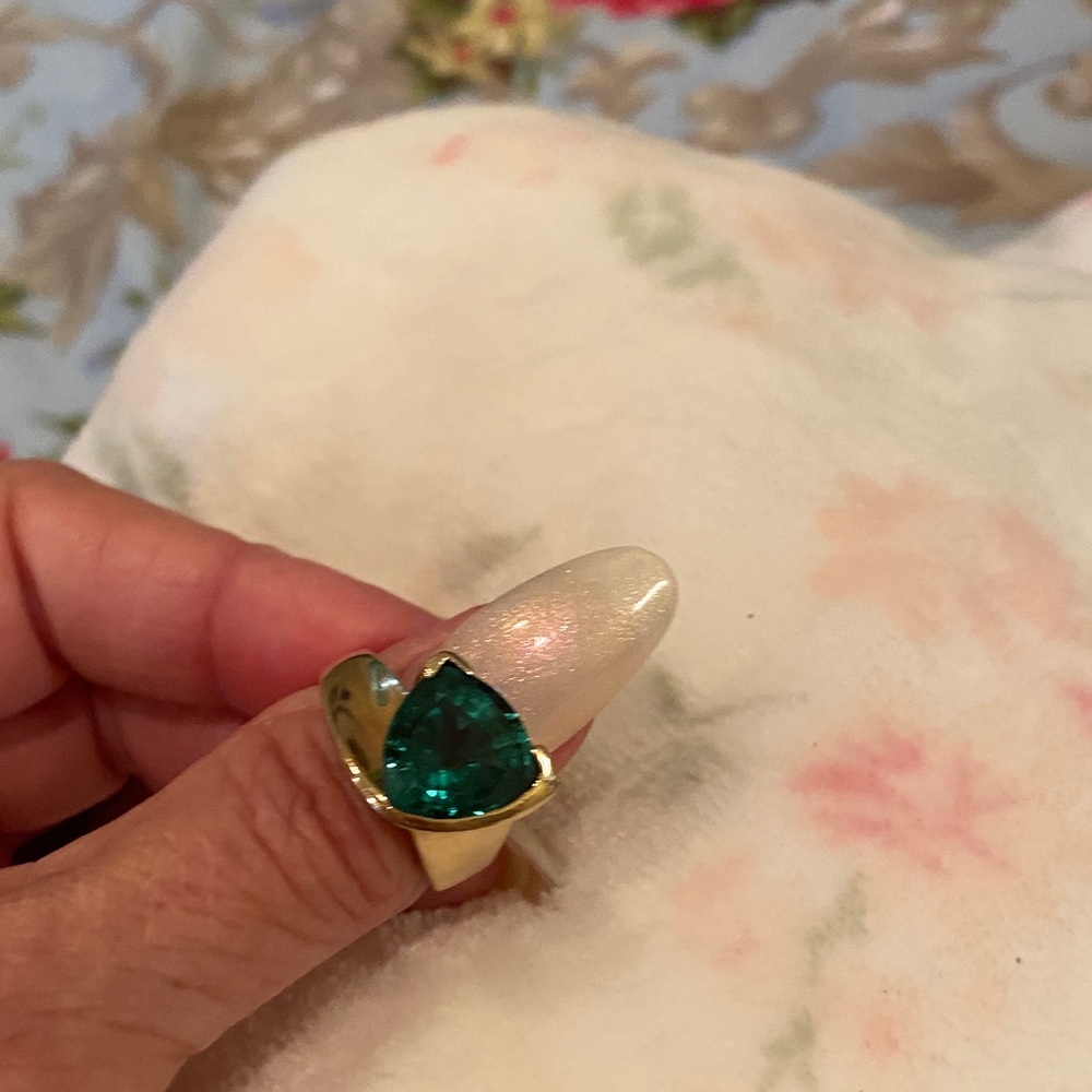 Elegant Gold Ring with Emerald Green 
Gemstone 16 kt synthetic